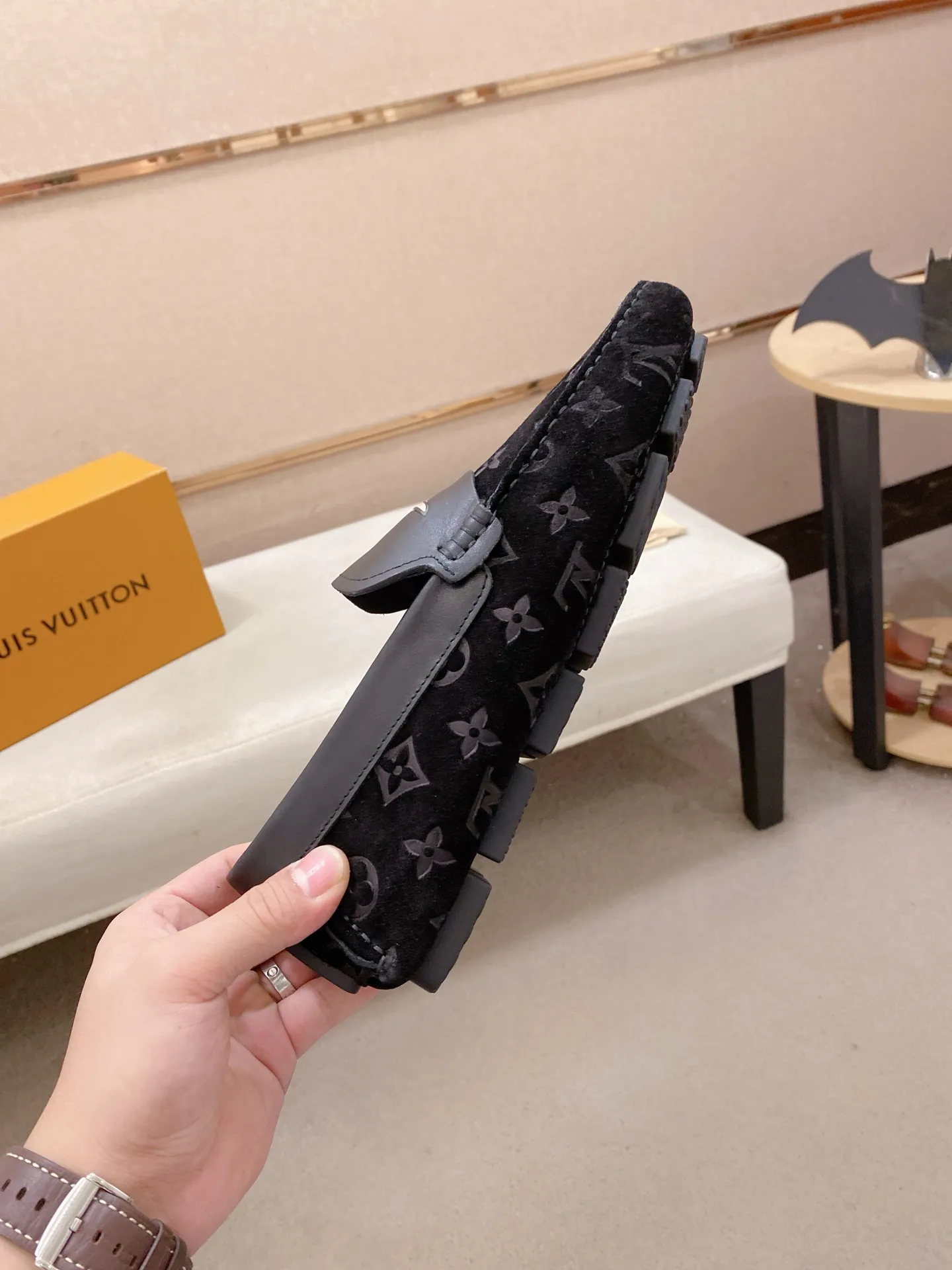 Factory price: 500💰High-end quality! LV 🆕🆕Exclusive hot-selling products in stock🔥🔥New products on the shelves, high-quality Ferragamo men's pea shoes, high-end casual driving shoes, with complete packaging! 💪 💪 Material: imported first-layer cowhide 🐂 + imported high-quality buffalo leather lining + wear-resistant outsole 👍🏻👍🏻 Features: high-end and comfortable, purely handmade 🚀 🚀 Create the perfect shoes that suit you best 🔥 🔥 Size: (38-44) 45 standard size can be customized!